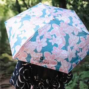 NIB Lexbreezy Hawaii Umbrella in Pua Melia Blue Lagoon